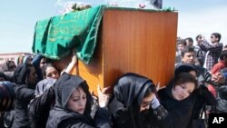 Para aktivis hak perempuan Afghanistan menggotong peti jenazah Farkhunda, perempuan berusia 27 tahun yang dibunuh oleh sekelompok pria, di Kabul (22/3). (AP/Massoud Hossaini)