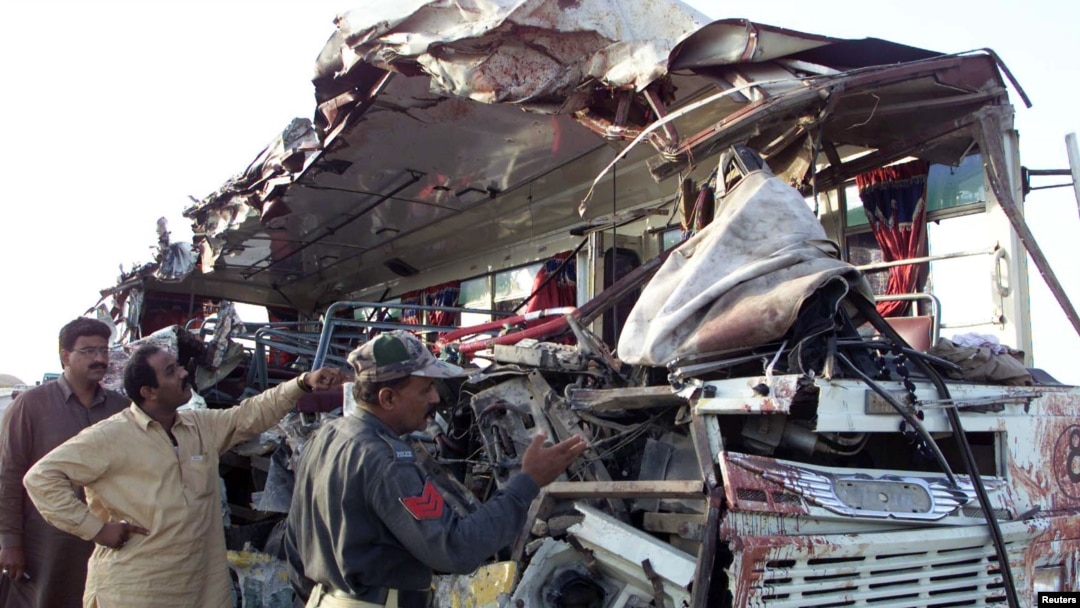 Petugas berwenang Pakistan memeriksa sebuah bus yang mengalami kecelakaan di dekat Sehwan, 300 kilometer dari Karachi (Foto: dok). Kecelakaan sering terjadi di Pakistan karena buruknya prasarana dan ketidakperdulian terhadap peraturan lalu lintas.
