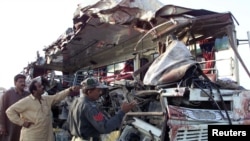 Petugas berwenang Pakistan memeriksa sebuah bus yang mengalami kecelakaan di dekat Sehwan, 300 kilometer dari Karachi (Foto: dok). Kecelakaan sering terjadi di Pakistan karena buruknya prasarana dan ketidakperdulian terhadap peraturan lalu lintas.