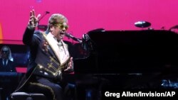 Elton John se produit sur scène au Madison Square Garden le 5 mars 2019 à New York.