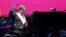 Elton John se produit sur scène au Madison Square Garden le 5 mars 2019 à New York.