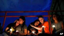 De izquierda a derecha, Melody Stout, Hannah Payan, Aaliyah Alba, Sherie Gramlich y Laura Barrios se consuelan unas a otras durante una vigilia por las víctimas del tiroteo del sábado 3 de agosto de 2019 en El Paso, Texas. (AP Foto/John Locher)