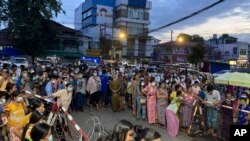 ইয়াঙ্গুনে একটি কারাগারের বাইরে মুক্তিপ্রাপ্ত বন্দীদের জন্য অপেক্ষা করছে তাদের পরিবারের সদস্যরা। ১৮ অক্টোবর ২০২১। 