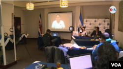 Marcos Medina, Jefe de Prensa de Canal 12, explica los retos de informar hoy en Nicaragua a sus colegas exiliados en Costa Rica. [Foto: Armando Gómez]