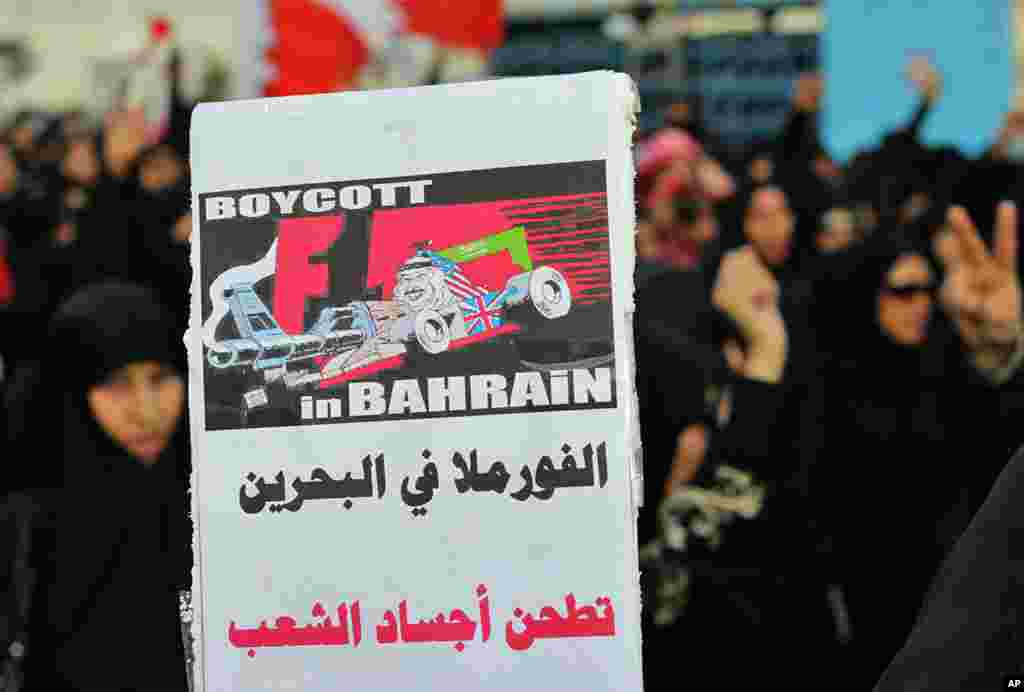Una manifestaci&oacute;n en contra del gobierno invita a boicotear la carrera de F&oacute;rmula Uno Gran Premio de Bahr&eacute;in. Traducci&oacute;n del &aacute;rabe: &ldquo;F&oacute;rmula in Bahr&eacute;in atropella los cuerpos de su gente&rdquo;. 