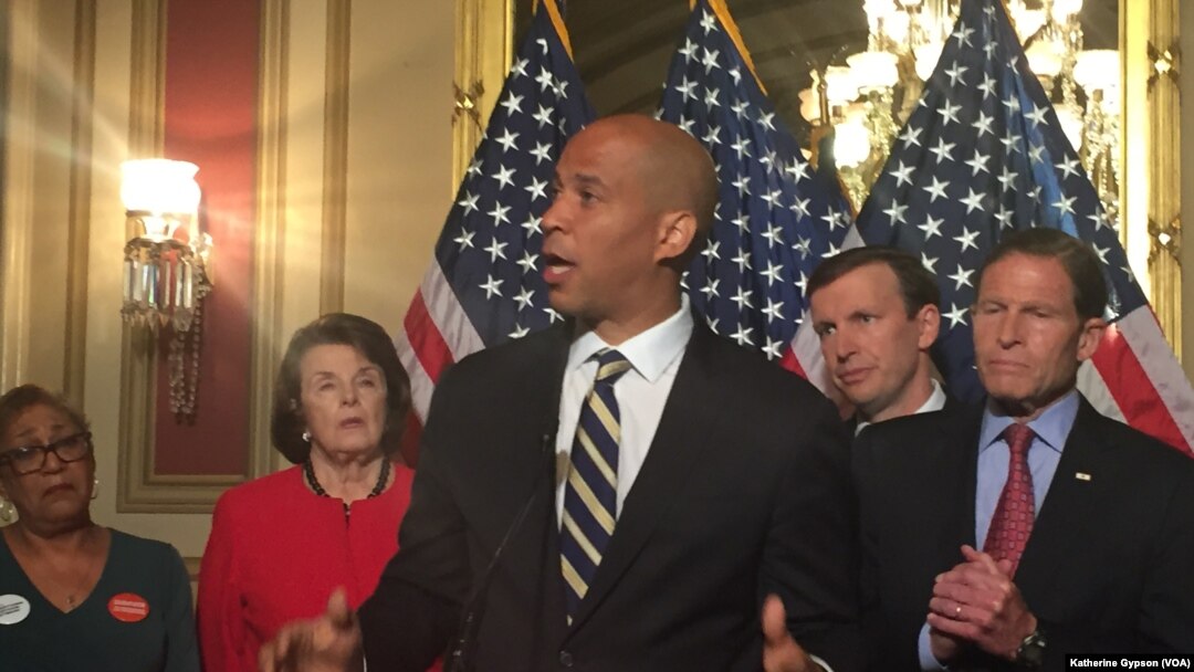 Senator Cory Booker (utusan New Jersey dari Partai Demokrat), dalam konferensi pers di Gedung Capitol, Washington (16/6).