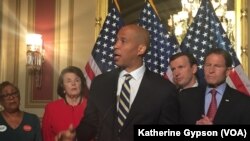 Senator Cory Booker (utusan New Jersey dari Partai Demokrat), dalam konferensi pers di Gedung Capitol, Washington (16/6).