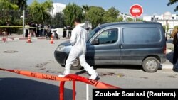 La police scientifique tunisienne sur les lieux de l'attaque au couteau près du siège du parlement à Tunis, en Tunisie, le 1er novembre 2017.