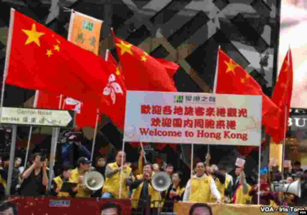 Counter-demonstrators from the 'Voice of Loving Hong Kong' group set up a welcoming point for mainland Chinese visitors on the street. (Iris Tong, VOA)