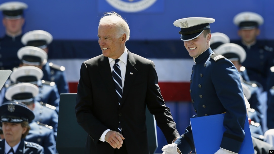 Wakil Presiden Amerika Joe Biden dalam upacara kelulusan Akademi Angkatan Udara di Colorado (28/5).(AP/Brennan Linsley) 