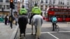 Polisi berkuda di lampu merah Regent Street, London setelah pemerintah mengumumkan rencana lockdown baru untuk mencegah penyebaran virus corona (Covid-19), Inggris, Minggu, 1 November 2020. (Foto: Reuters)