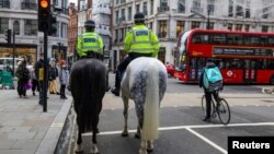 Polisi berkuda di lampu merah Regent Street, London setelah pemerintah mengumumkan rencana lockdown baru untuk mencegah penyebaran virus corona (Covid-19), Inggris, Minggu, 1 November 2020. (Foto: Reuters)