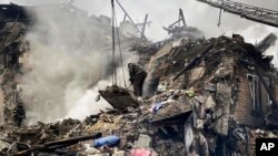 En esta imagen, distribuida por Ihor Moroz, jefe de la administración militar de la región de Donetsk, rescatistas trabajan en un edificio dañado por los bombardeos, en Novogrodivka, Ucrania, el 30 de noviembre de 2023. [Foto: Archivo/AP]