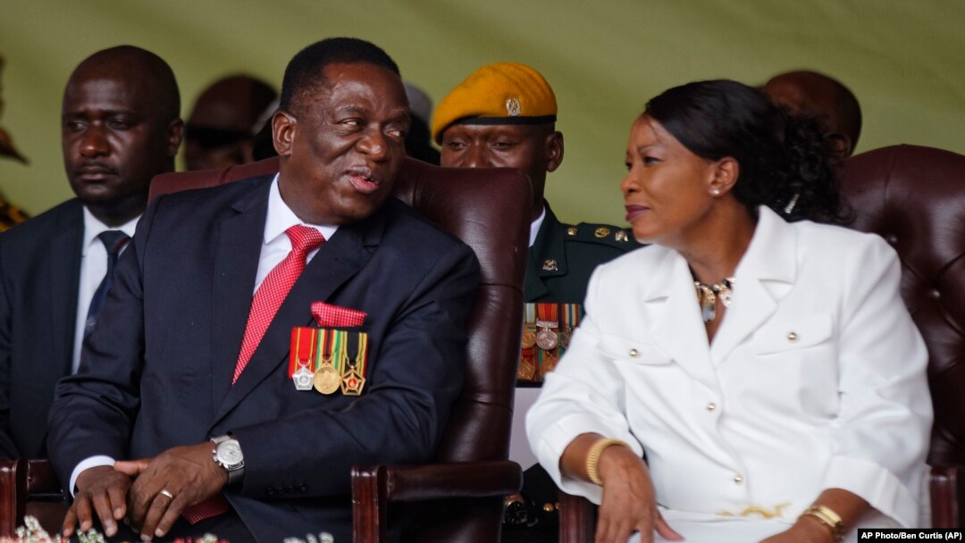 Perezida Mushasha wa Zimbabwe Emmerson Mnangagwa na Madamu wiwe Auxillia, kuri uno wa gatanu mu birori vyo kurahira