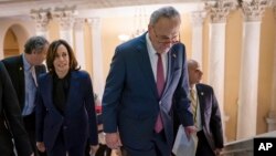 El líder de la minoría del Senado, Chuck Schumer, Demócrata por Nueva York, acompañado por la senadora Kamala Harris, demócrata por California, a la izquierda, se dirige a hablar con los periodistas tras el proceso en el Senado.