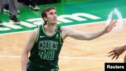 Un joueur des Boston Celtics pendant un match contre les Philadelphia 76ers le 6 avril 2021 à Boston, Massachusetts, États-Unis.