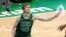 Un joueur des Boston Celtics pendant un match contre les Philadelphia 76ers le 6 avril 2021 à Boston, Massachusetts, États-Unis.