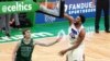 Joel Embiid des Philadelphia 76ers dunk contre les Boston Celtics, USA, le 6 avril 2021. 