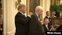 Дональд Трамп награждает сенатора Оррина Хатча