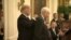 Дональд Трамп награждает сенатора Оррина Хатча