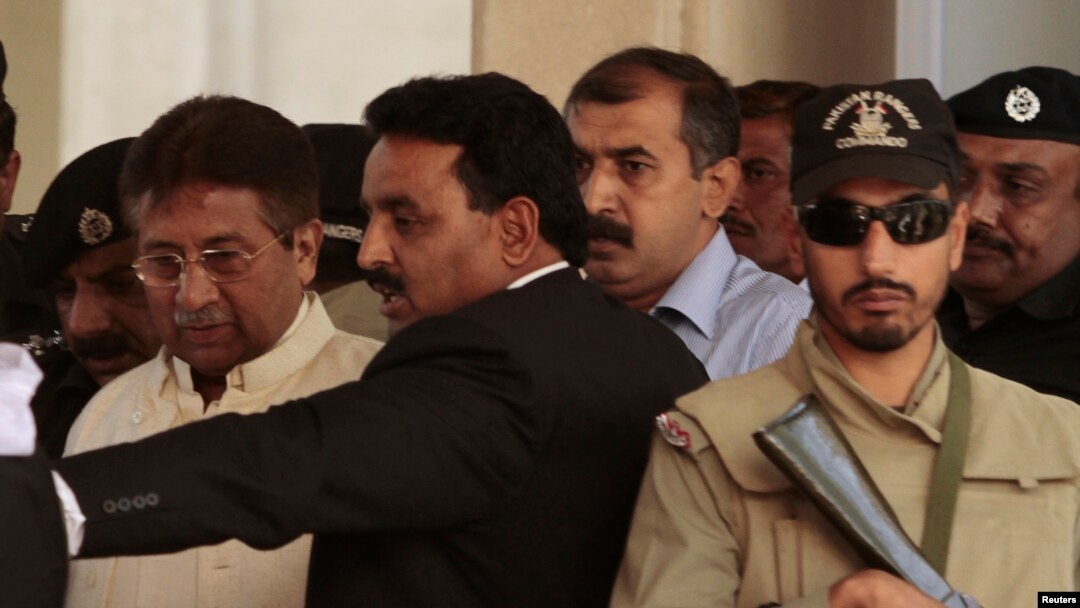 Mantan Presiden Pakistan Pervez Musharraf (kiri) meninggalkan pengadilan tinggi Rawalpindi (17/4). Pengadilan Pakistan menolak permohonan pembebasan dengan uang jaminan Musharraf.