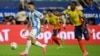 Argentinski napadač Lautaro Martinez postiže gol vredan pobede nad Kolumbijom (Foto: Chandan Khanna/AFP)