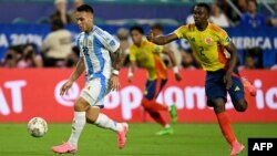 Argentinski napadač Lautaro Martinez postiže gol vredan pobede nad Kolumbijom (Foto: Chandan Khanna/AFP)