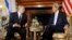 美国国务卿克里（右）与以色列总理内塔尼亚胡10月23日在罗马会晤
