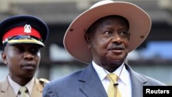 Presiden Uganda, Yoweri Museveni (kanan) mendesak pemimpin pemberontak Sudan Selatan Riek Machar untuk mematuhi gencatan senjata (foto; dok). 