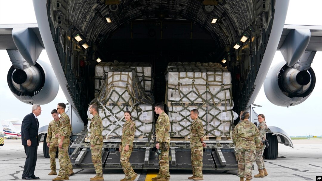 Menteri Pertanian AS Tom Vilsack menyambut awak militer AS yang baru tiba dari Jerman di bandara Indianapolis, India Minggu (22/5). Pesawat Hercules C-17 ini mengangkut susu formula bayi yang sedang langka di toko-toko AS.
