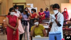 19일 인도 벵갈룰루에서 세럼연구소가 생산한 아스트라제네카 신종 코로나바이러스 백신 접종을 진행하고 있다.