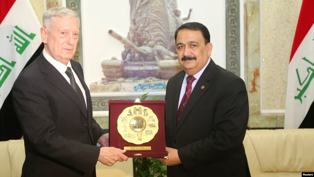 Menteri Pertahanan Amerika Jim Mattis (kiri) bertemu Menhan Irak, Erfan al-Hiyali dalam kunjungan di Baghdad, hari Senin (20/2). 