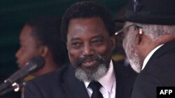 Mokonzi ya kala ya RDC Joseph Kabila azali kosolola na mokonzi ya kala ya Namibie Sam Nujoma na matanga ya mokonzi ya kala ya Zibambwe Robert Mugabe, na Harare, 14 septembre 2019.