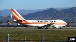 Pesawat yang disewa pemerintah AS untuk mengevakuasi warga AS dari Wuhan, mendarat di bandara militer di Riverside, California, 29 Januari 2020. (Foto: dok).