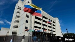 En el comunicado, el TSJ también aceptó la acción de amparo constitucional contra quienes la oposición reconoce como la legítima Junta Directiva de la AN: Guaidó, Juan Pablo Guanipa y Carlos Berrizbeitia.