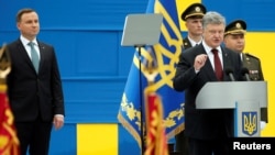 Ukrainian President Petro Poroshenko (2nd R), Defence Minister Stepan Poltorak (R) and Polish President Andrzej Duda (L) attend Ukraine's Independence Day military parade in central Kiyv, Ukraine, August 24, 2016.