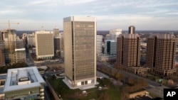 ARCHIVO - El edificio de la Reserva Federal, en el centro, se eleva sobre el horizonte de Richmond, Virginia, el 4 de diciembre de 2017. AP