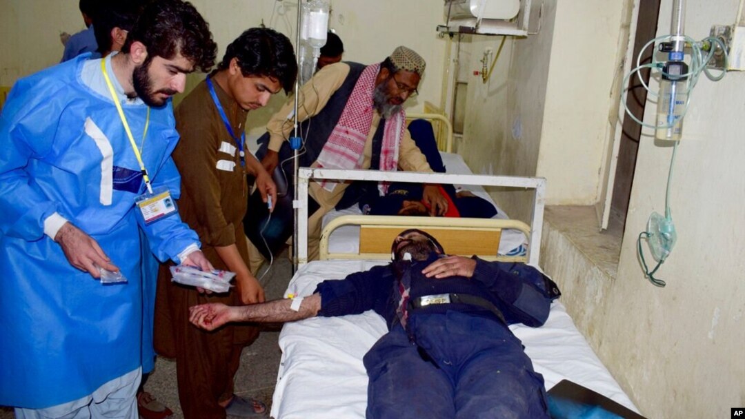 کوئٹہ بم دھماکے میں زخمی ہونے والے شخص کو طبی امداد دی جا رہی ہے۔ فائل فوٹو