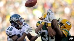 DeSean Jacson (10) de las Aguilas de Filadelfia atrapará el ovoide para una anotación en contra de los Empacadores de Green Bay, a los que derrotaron 27 a 13.