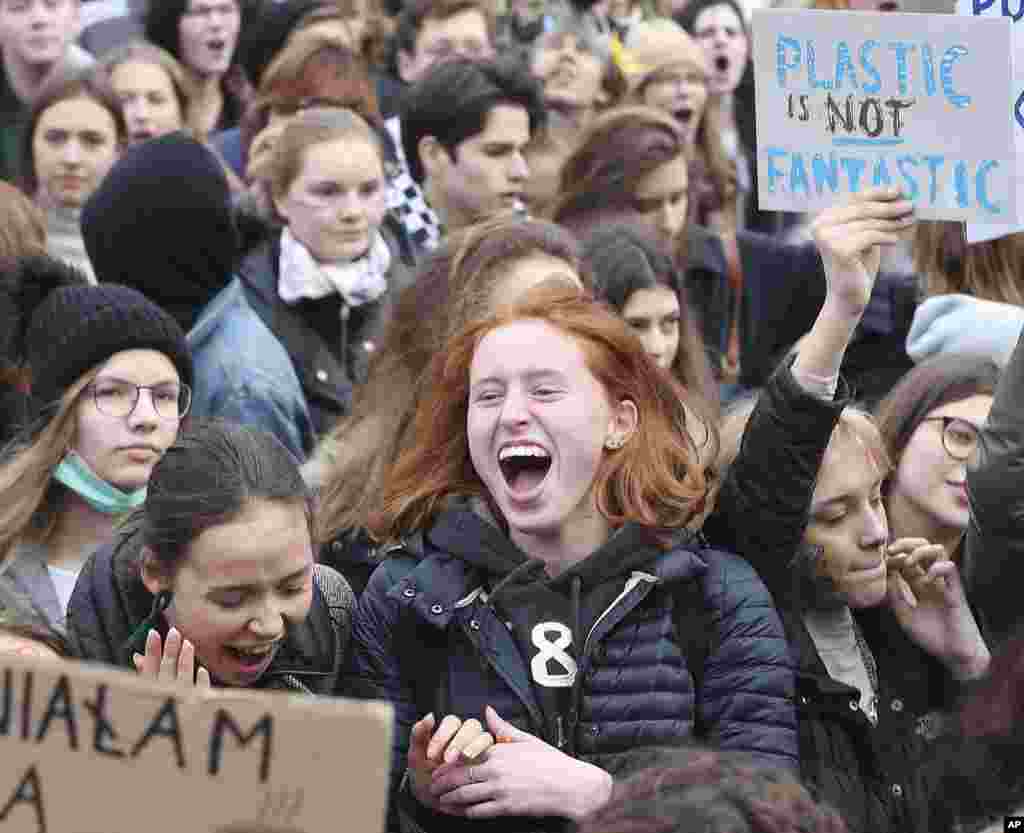 En Polonia también se unieron decenas de jóvenes a las protestas que se realizaron el viernes 29 de noviembre en todo el mundo.