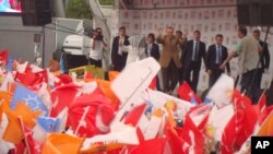 Serokwezîrê Tirkîyeyê Recep Tayyîp Erdogan jibo kombûna girseyî ya hilbijartinê li Dîyarbekirê ye. Hezîran, 1,2011
