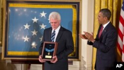 미군 군종 신부로 참전한 에밀 카폰 신부의 조카 레이먼드 카폰 씨가 지난 2013년 4월 바락 오바마 당시 대통령이 카폰 신부에게 추서한 ‘명예훈장(Medal of Honor)’을 들고 있다. 