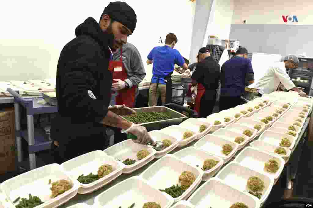 Cathedral Kitchen es una iniciativa de más de cuatro décadas en Camden, Nueva Jersey, que asiste con alimentos y otros insumos a personas con necesidades básicas para subsistir.&nbsp;&nbsp;[Fotografía: Luis Quintanal]