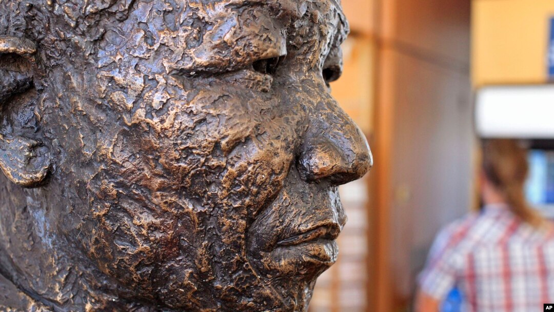 Patung mantan presiden Afrika Selatan, Nelson Mandela di depan pintu masuk pemberangkatan kapal ferry di pelabuhan Robben Island di Cape Town, Afrika Selatan (Foto: dok). Nelson Mandela dikabarkan kembali dirawat di rumah sakit untuk menjalani pengobatan infeksi paru-paru.