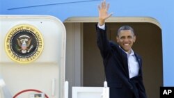 Presiden Barack Obama melambaikan tangannya saat hendak memasuki pesawat kepresidenan "Air Force One" di pangkalan udara militer Andrews, Maryland menuju Ohio (5/7). 