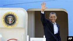 President Barack Obama melambai dari pintu Air Force One sebelum terbang ke Ohio untuk berkampanye. (Photo: AP)