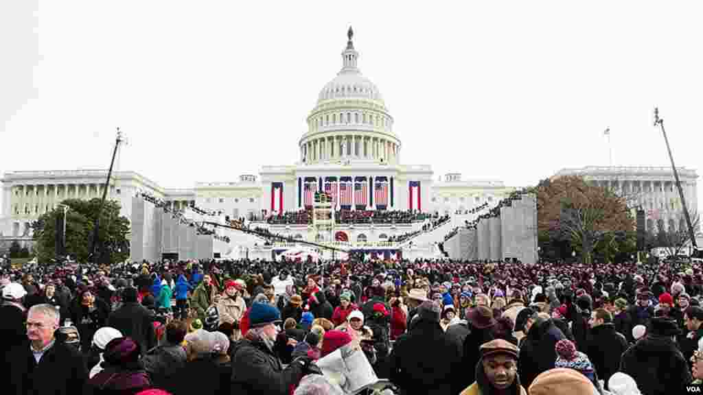 就职典礼仪式开始之前，观众耐心等候奥巴马总统入场。（美国之音常晓拍摄）