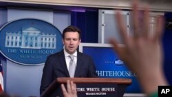 លោក​ Josh Earnest អ្នកនាំ​ពាក្យ​សេតវិមាន ​មាន​ប្រសាសន៍​​ក្នុង​អំឡុង​ពេល​​ផ្តល់​ព័ត៌មាន​ប្រចាំ​ថ្ងៃ​នៅ​សេតវិមាន​ ក្នុង​រដ្ឋ​ធានី​វ៉ាស៊ីនតោន​ កាល​ពីថ្ងៃទី៩ ខែ​មីនា ឆ្នាំ២០១៥។ 