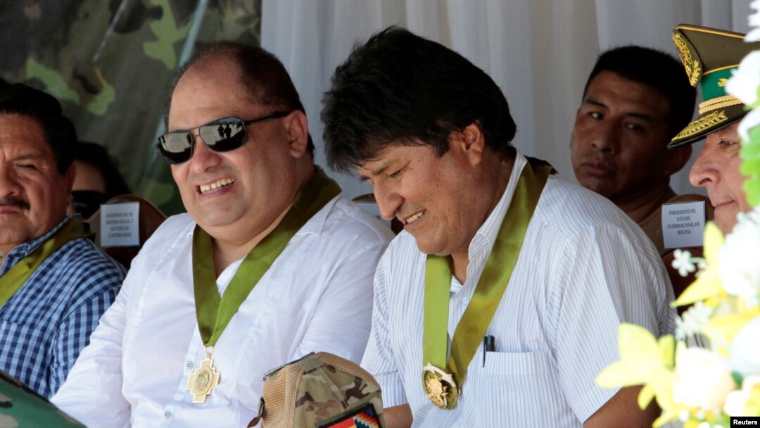 Menteri Dalam Negeri Bolivia Carlos Romero (kiri) saat mendampingi Presiden Bolivia Evo Morales di sebuah acara di Chimore, Bolivia, 26 Oktober 2019. (Foto: Reuters)