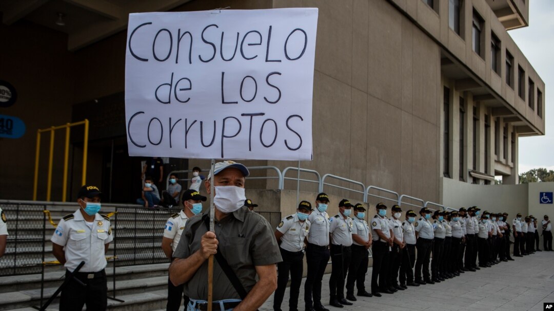Miles de guatemaltecos protestaron la semana pasada en todo el país para exigir la renuncia de la fiscal general Consuelo Porras y del presidente Alejandro Giammattei, un manifestante porta en una protesta un cartel alegórico al momento. (Foto archivo)